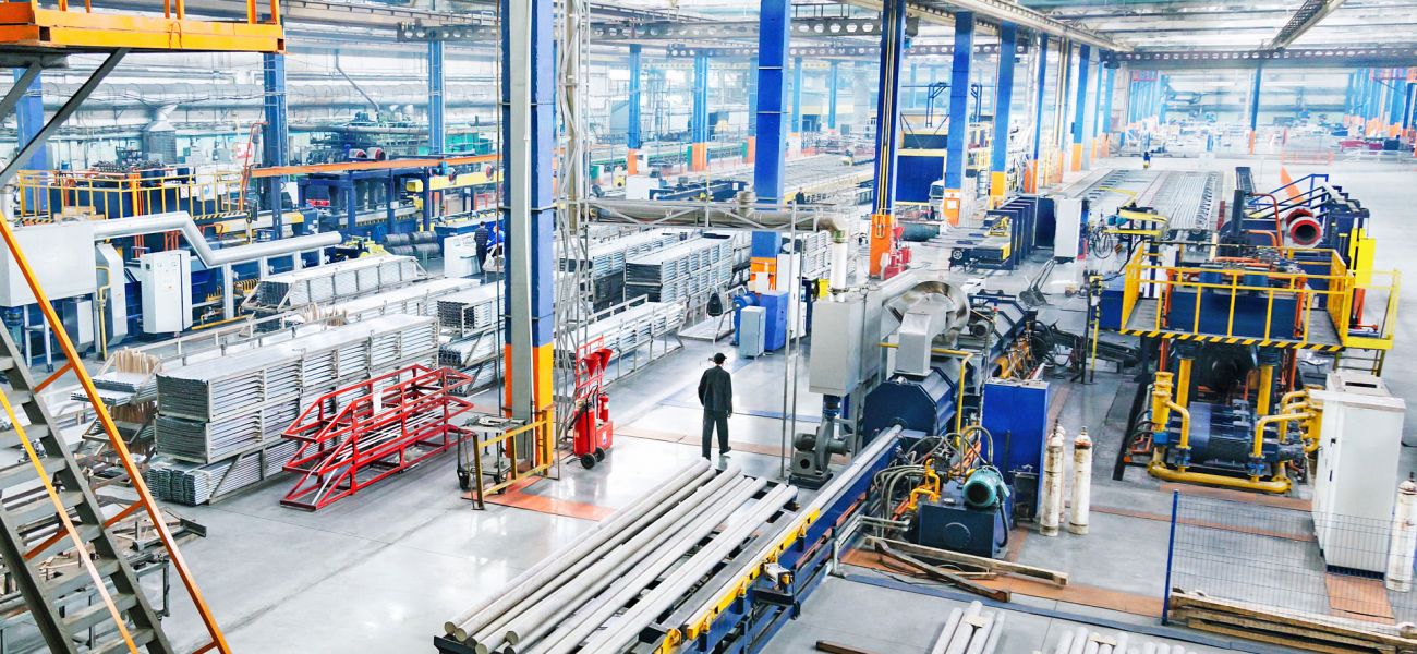 Foto einer großen Produktionshalle mit integriertem Materiallager