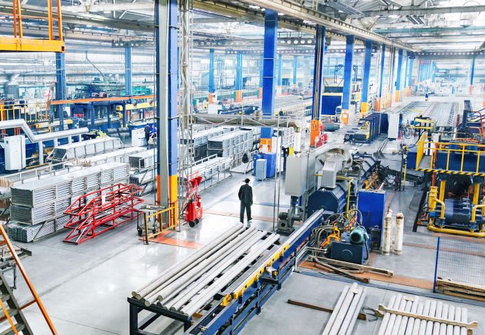 Foto einer großen Produktionshalle mit integriertem Materiallager